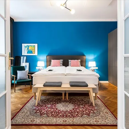 Private Design Old Town Apartment